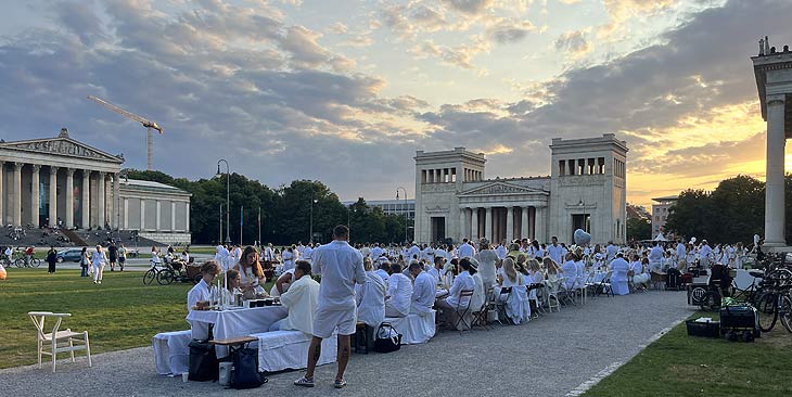 ab 20.00 Uhr wird das Diner en Blanc aufgebaut, nachdem man sich vorher in der N&auml;he getroffen hatte (&copy;Foto:Martin Schmitz)
